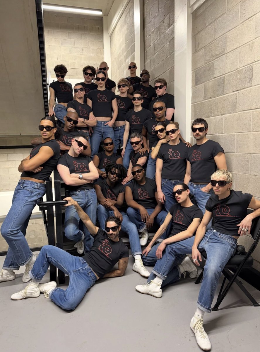 morta com o exercito baby tee que o harry montou A REVOLUÇAO SERA TWINK!!!