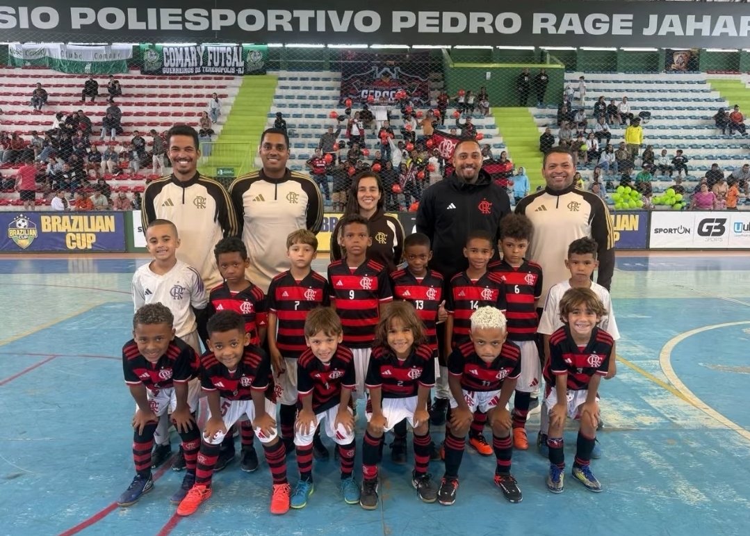 A participação do time sub-07 na Brazilian Cup de Futsal sub-08 marcou a estreia da técnica Karoline Ohana, primeira mulher a treinar um time masculino de futebol/futsal do Flamengo.

Competição aconteceu neste sábado, em Teresópolis.

📷 Reprodução/Instagram