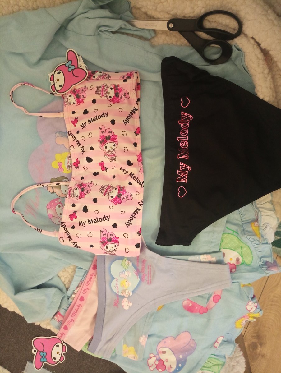 EmiEmiMoon_'s tweet image. I went shopping today 🌸
Here's today's outfit + MyMelody shopping haul #lolitafashion #scarameow #mymelody