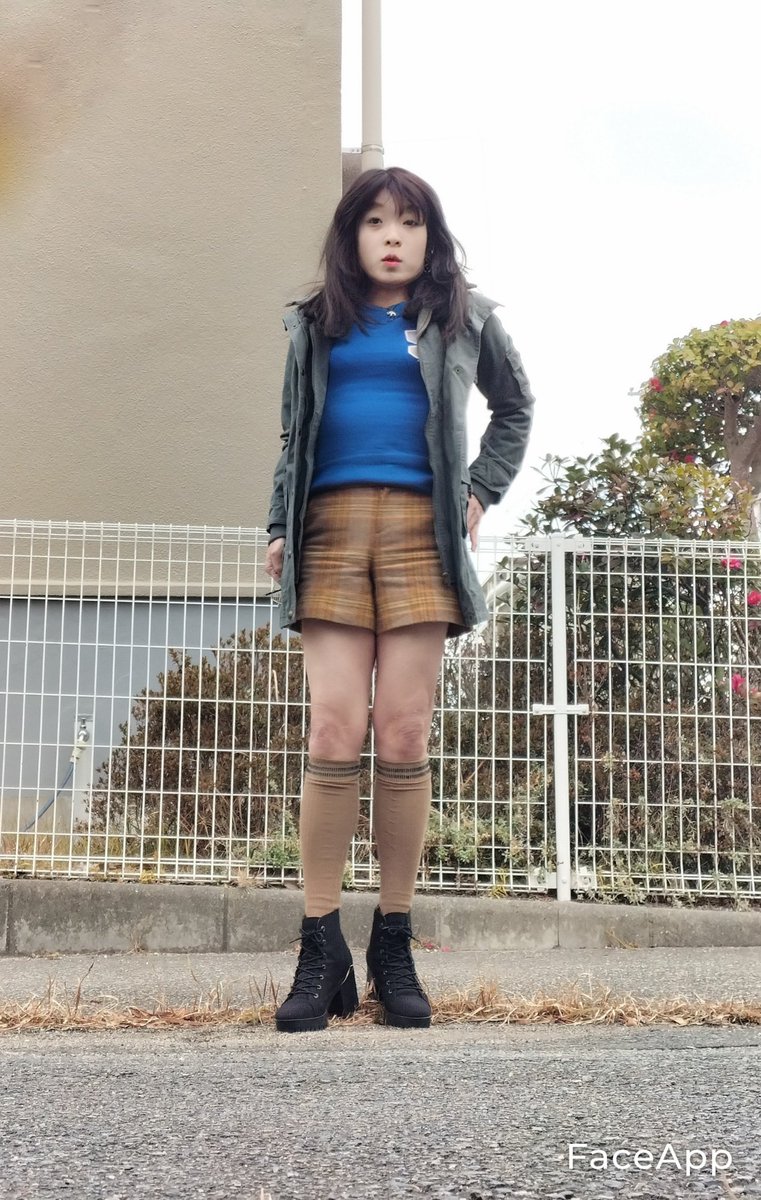 🦵脚を出して昼間外を歩きたい🚶‍♀

ミニスカ+生脚ハイソックス&amp;ロングコートで徘徊後、家に戻って🩳ショーパンに穿き替えてみた。
鏡を見たら、割とええやんか💕
ということで再外出🔑

けど早速おっちゃんに👀ガン見され、⤵️怖気づいて家に戻った意気地なしの小心者です😂

次は頑張ろーっと✌️