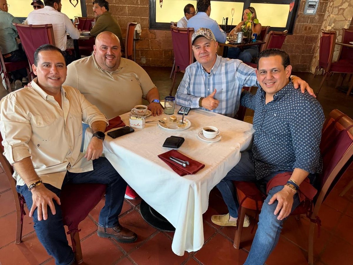 La amistad es un viaje que siempre vale la pena compartir. Agradecido por cada risa y cada recuerdo junto a amigos de siempre, como Ricardo Mimiaga, Erick Ocaña y Elías Orantes.

¡Feliz sábado para todos!
