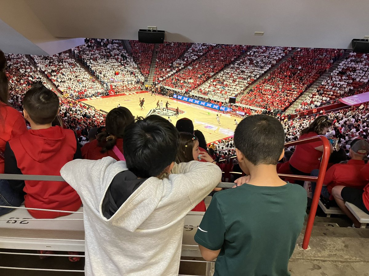RealBrandega's tweet photo. What an atmosphere at #ThePit

@UNMLoboMBB holds off SDSU 81-76 to stay in the hunt for a MW title

Join us on Lobos Live with @kennythomasnba on @KKOBradio 

Call or text 505-243-3333!! https://t.co/eSra4LiBmN