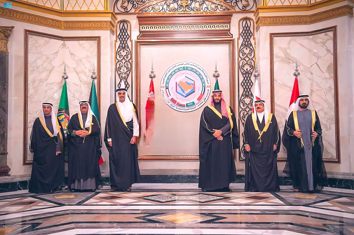 يا من اراضيكــــــم قـــــواعــد للعــدو
لا تنقدوا إيـــــــران فـــي اســتهـدافها 

طبّوا ولا تستــــــنكــــروا وتـــنــددوا
تخســـــأ مواثيق الـدول واعــــرافها 

الحـرب قامـــــت تابعــوهـا وارقـــدوا
مانتم طرف محسوب ضــمن اطرافها 

وياهل الخليج اتـــيقنــــوا واتـــأكدوا
لن