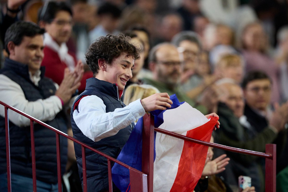 📸📸📸 ¡𝗠𝗘𝗡𝗨𝗗𝗢 𝗔𝗠𝗕𝗜𝗘𝗡𝗧𝗔𝗭𝗢! Los tendidos de La Flecha han puesto el "no hay billetes" en el 𝗫𝗫 𝗔𝗡𝗜𝗩𝗘𝗥𝗦𝗔𝗥𝗜𝗢 del coso arroyano. 👇👇

🔗 Galeria: m.facebook.com/story.php?stor…