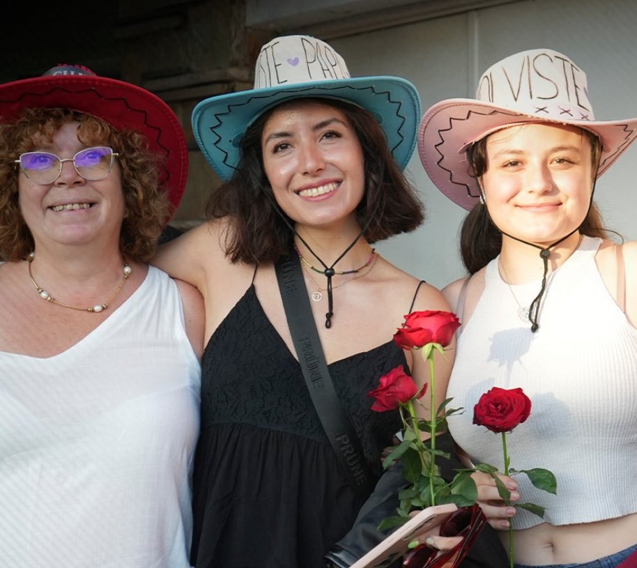 CHAYANNEMUSIC's tweet photo. Qué hermosas se ven con sus rosas 🌹🫶🏻 https://t.co/Y77Nen1n6x