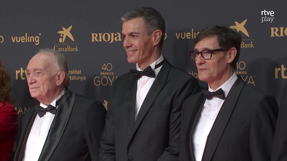 El presidente Pedro Sánchez, la vicepresidenta y ministra de Trabajo, Yolanda Díaz, y el presidente de Generalitat de Cataluña, Salvador Illa, fueron a la entrega de los premios #Goya2026. Sí, en algunos países el cine todavía sigue siendo política de Estado.
