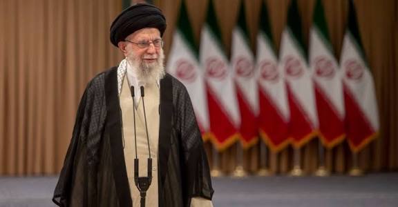 ESTE TIPO, atacó Buenos Aires.
 No sé si lo saben o se acuerdan.
Embajada de Israel y AMIA.
Asesinó cientos de argentinos.
Fue cómplice de los KUKAS, la REA y DELIA.
Firmaron un Memorándum entre ambas partes.
Un Fiscal llamado NISMANN descubrió todo y lo dijo en TV, y fue