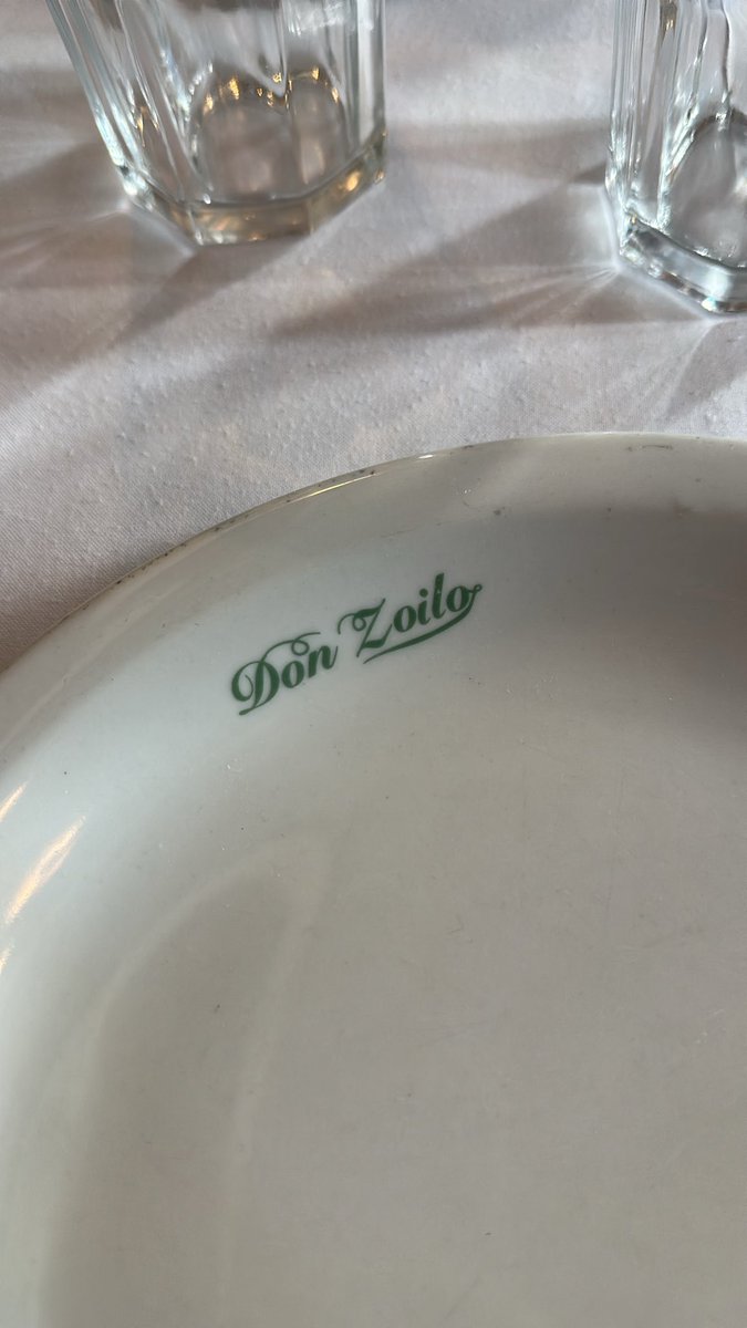 bruncheology's tweet photo. Mediodía chill en Don Zoilo, nunca falla!! Llegamos 12.30 porque estábamos de pasada y nos dieron mesa en el momento. https://t.co/b50n14ghSO