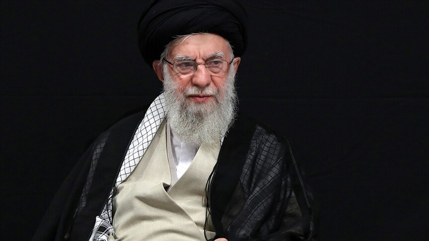 🚨 DÜNYAYI SARSABİLECEK İDDİA

ABD’li bir savunma yetkilisi, İsrail’in değerlendirmesine katıldıklarını söyledi:

İran’ın dini lideri Ali Khamenei’in 5–10 üst düzey komutanla birlikte öldürülmüş olabileceği belirtiliyor.

Açıklama Fox News’e yapıldı.

Henüz İran’dan resmi