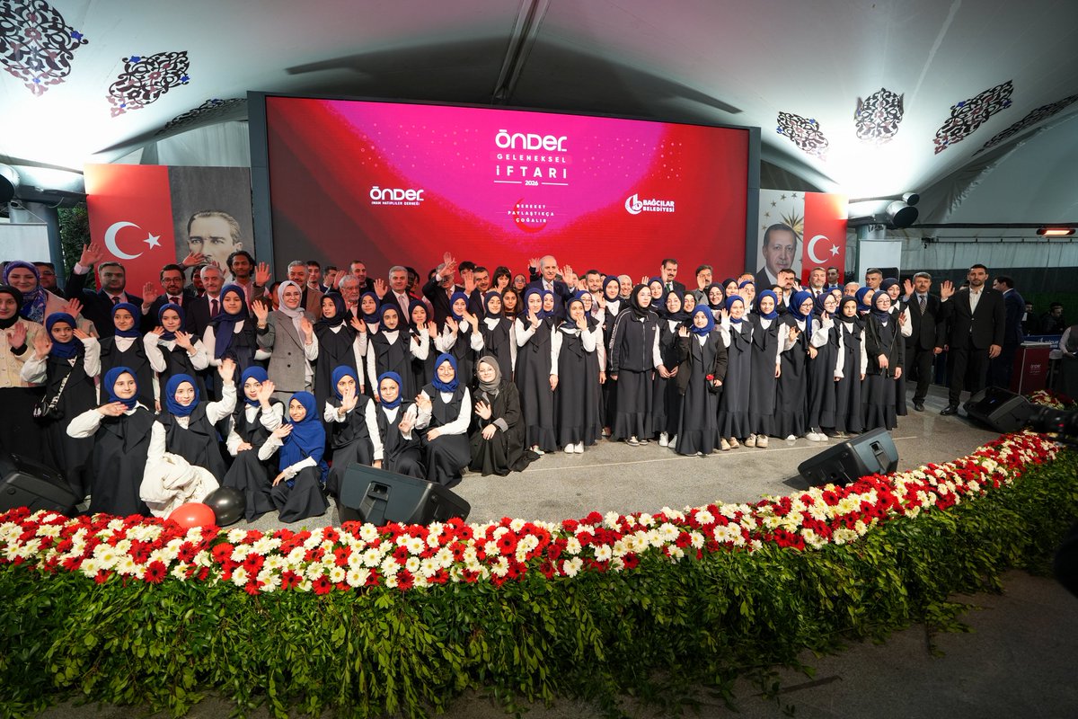 aceylantr's tweet photo. ÖNDER 68. Geleneksel İftar Programı 🌙

Rahmet ve bereket iklimi Ramazan ayında aynı sofra etrafında mezunlarımız, mensuplarımız ve göz bebeğimiz gençlerimizle bir araya gelerek kardeşliğimizi pekiştirdiğimiz Geleneksel ÖNDER İftar Programımızı gerçekleştirdik.

Bu yıl geleneksel iftar buluşmamızda sadece soframızı değil, hafızamızı da paylaştık.
Bugün, yakın tarihimizin kara lekesi 28 Şubat’ın yıl dönümündeyiz. 
Aradan 29 yıl geçmiş olsa bile biz; 28 Şubat’ı hatırlıyoruz.

O günün travmaları, yaşanan zulümler ve millet iradesine balans ayarı verme çabaları hamdolsun geride kaldı. Bizler, geçmişten dersler çıkararak geleceğe emin adımlarla yürümeye devam edeceğiz. Birliğimizi koruyarak, kardeşliğimizi büyüterek, gençlerimize daha güçlü bir yarın bırakmak için çalışacağız.

Programımıza katılarak bizleri yalnız bırakmayan tüm misafirlerimize teşekkür ediyoruz.

Rabbim birliğimizi daim, kardeşliğimizi kaim eylesin.

Ömrümüz Ramazan, ahiretimiz bayram olsun.