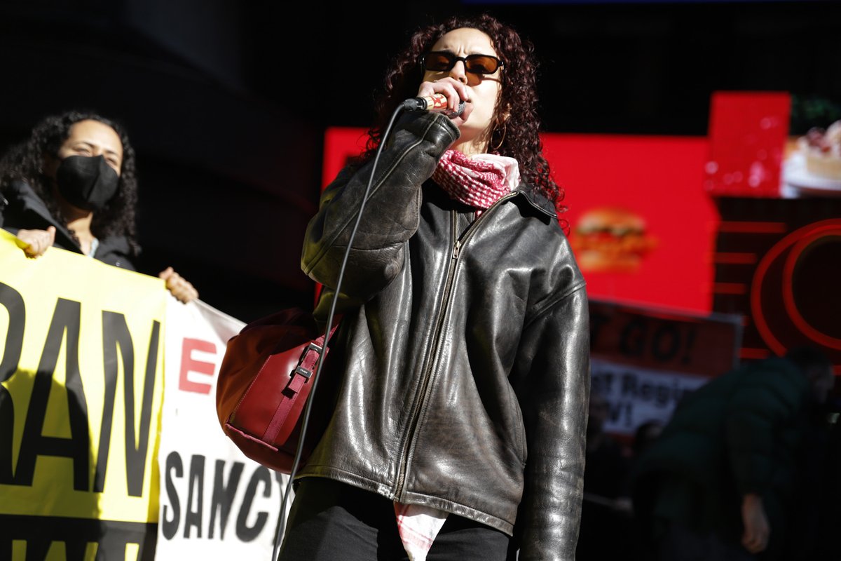 TheIndypendent's tweet photo. Hundreds of antiwar demonstrators rallied this afternoon in Times Square to demand that the US end the regime change war it has launched against Iran. The event was organized by @PeoplesForumNYC, @codepink, the National Iranian American Council and others. Photos: @AshMarinaccio https://t.co/N4OEONjpv5