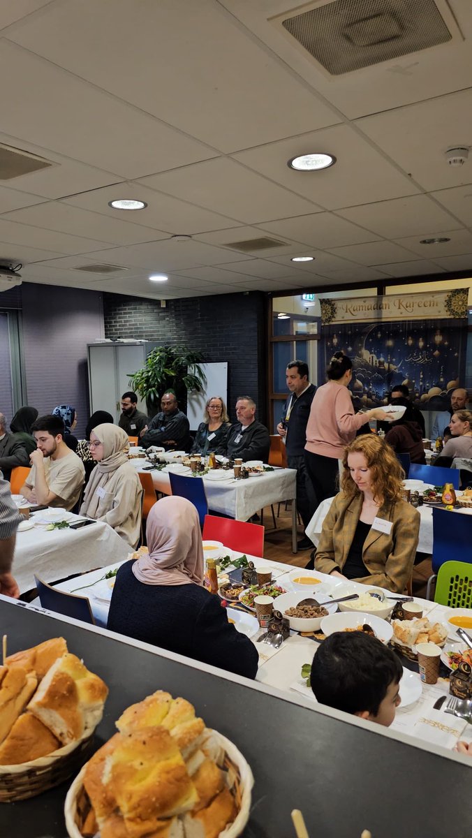 Op 26 februari vond een mooie iftar in Wijkcentrum Koloriet plaats met ±85 gasten! Georganiseerd door vrijwilligers van Stichting Openhaard. Samen eten, live ezan, koffiehoek, Ebru-kunst, Kahoot &amp; een fotohoek met kleine cadeautjes ✨ #Ramadan #Dordrecht #Iftar