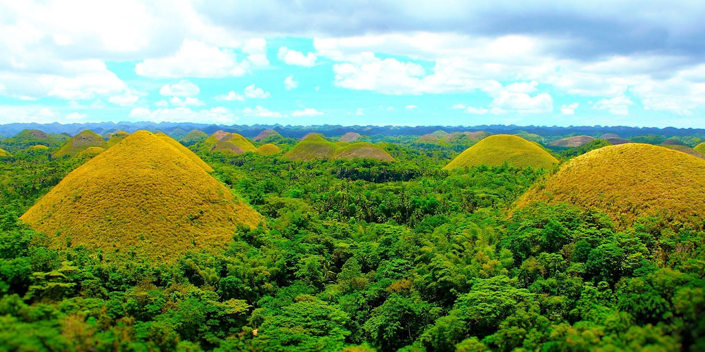 eSIMlii's tweet image. Did you know the Chocolate Hills in Bohol consist of over 1,200 perfectly cone-shaped hills? 🍫⛰️ It’s a must-see for any family visiting the Philippines!
Read more: tinyurl.com/4pmnjjuf
#Bohol #ChocolateHills #ItsMoreFunInThePhilippines #TravelGuide #eSimlii