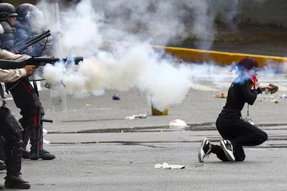 poetarum33's tweet photo. Esto representaba Alí Jamenei, mismo modo de actuar en Venezuela, Cuba y México. Cuando tu régimen es malo, necesitan intimidar a los civiles, para que queden solo los aplaudidores visibles. Esto es algo que aplauden los hipócritas zurdos. Murió una basura de "persona" https://t.co/B3iUzkCZ1V