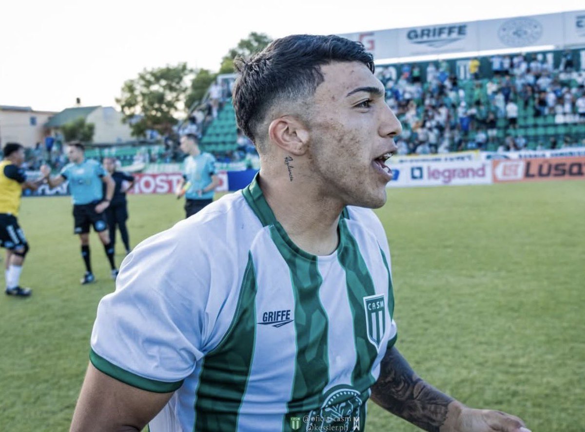 nahuelfutbol's tweet photo. Es realmente interesante el nivel de Máximo Oses en sus primeros partidos con #SanMiguel, cuando entra en velocidad es imparable, desequilibrante y con buena técnica. 

➡️Su pase pertenece a #Belgrano y tiene una opción de compra de 600 mil dólares por el 50% del pase.

20 años🔥 https://t.co/eR4LD8FPlT