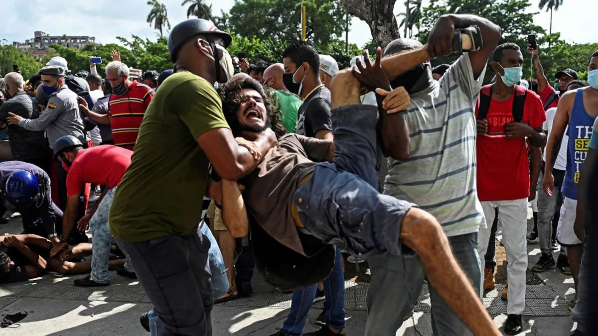 poetarum33's tweet photo. Esto representaba Alí Jamenei, mismo modo de actuar en Venezuela, Cuba y México. Cuando tu régimen es malo, necesitan intimidar a los civiles, para que queden solo los aplaudidores visibles. Esto es algo que aplauden los hipócritas zurdos. Murió una basura de "persona" https://t.co/B3iUzkCZ1V