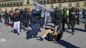 poetarum33's tweet photo. Esto representaba Alí Jamenei, mismo modo de actuar en Venezuela, Cuba y México. Cuando tu régimen es malo, necesitan intimidar a los civiles, para que queden solo los aplaudidores visibles. Esto es algo que aplauden los hipócritas zurdos. Murió una basura de "persona" https://t.co/B3iUzkCZ1V