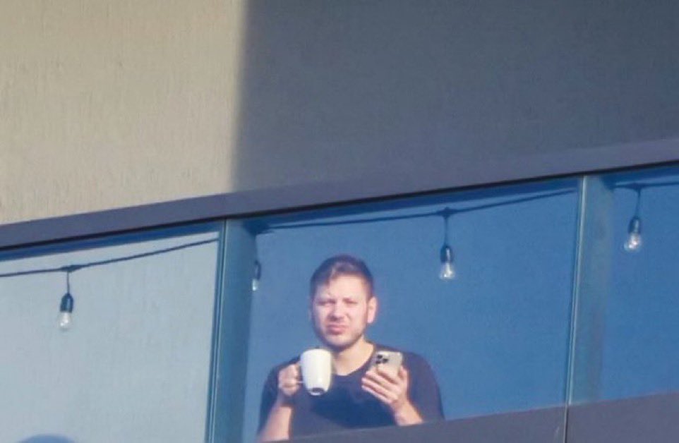 La larva de Netanyahu está tomando café amodorrado en su balcón. 

Yair Netanyahu esta  a salvo disfrutando el sol de Miami.
Los soldados estadounidenses morirán por él.