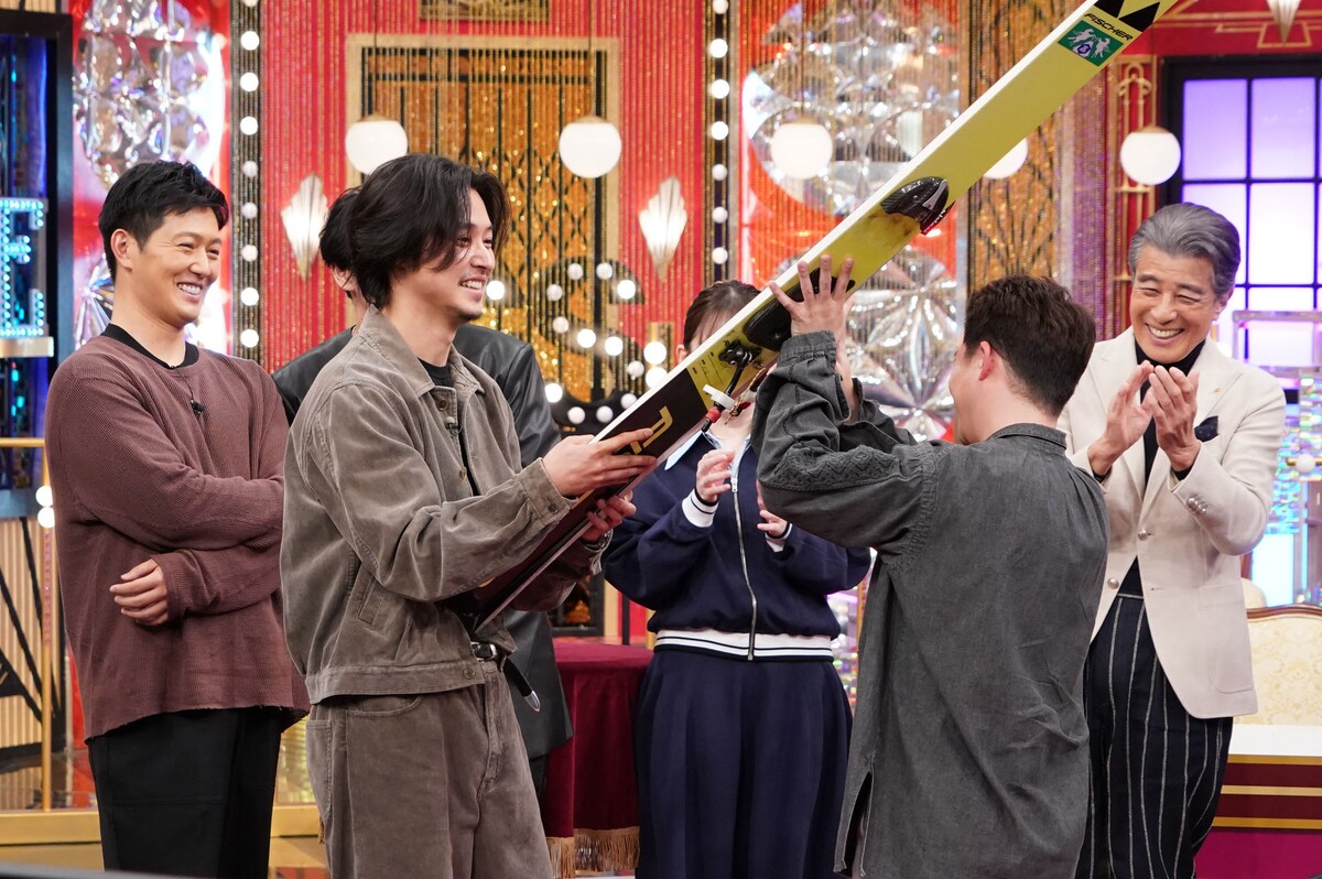 SixTONES、
山﨑賢人＆舘ひろし率いる
「ゴールデンカムイ」チームと対決！

ジェシーが進行役で大波乱
今夜の「Golden SixTONES」で
natalie.mu/music/news/662…

#GOスト #ゴールデンカムイ