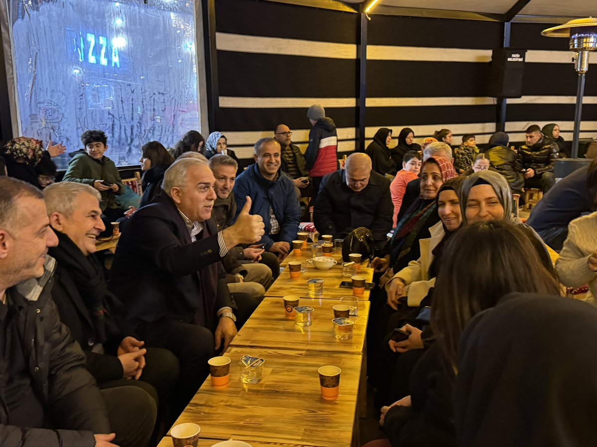 Paylaştıkça çoğalan Ramazan bereketi, Topkapı Kaleiçi Meydanı’nda samimi sohbetlere dönüşüyor. 🌙

Yenilediğimiz meydanımızda hemşehrilerimizle buluşmak, çocuklarımızın şenlik heyecanına şahit olmak bizler için en büyük mutluluk. 

Ramazan boyunca her akşam otağ çadırımızda