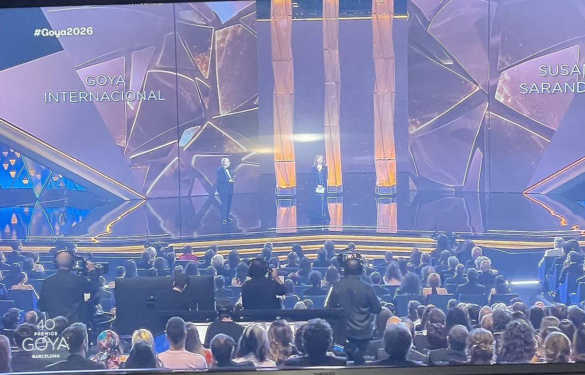… y todo el Auditorio se pone en pie.. El discurso apasionado de Susan Sarandon brota del alma: en estos momentos de violencia, supremacía, soberbia, insolidaridad, que amenaza al mundo y ve ella que se lidera en su país, qué necesaria la lucidez moral, dice la actriz, de