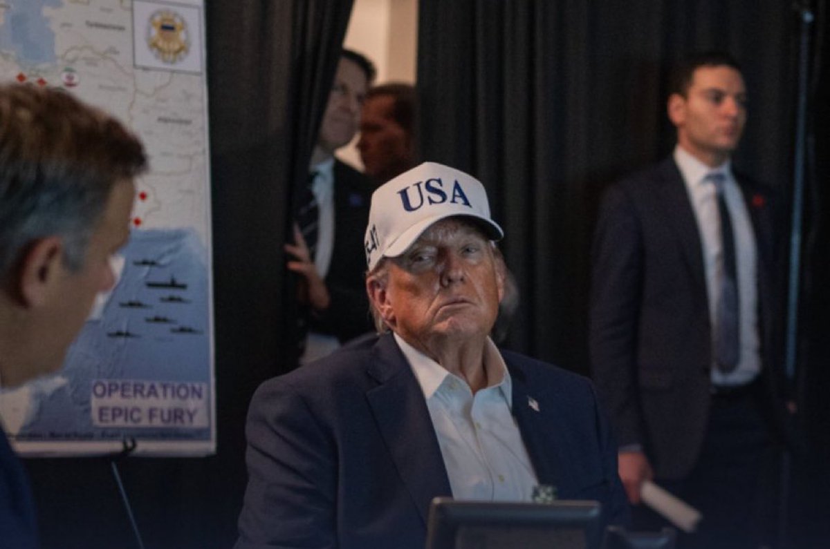 pelazoUSA's tweet photo. —¿Qué es Teherán?
—Son 1.000 gigabytes, presidente.
—Madre mía, no vuelvo a contratar a un informático de asesor. https://t.co/6A2JRznmuW