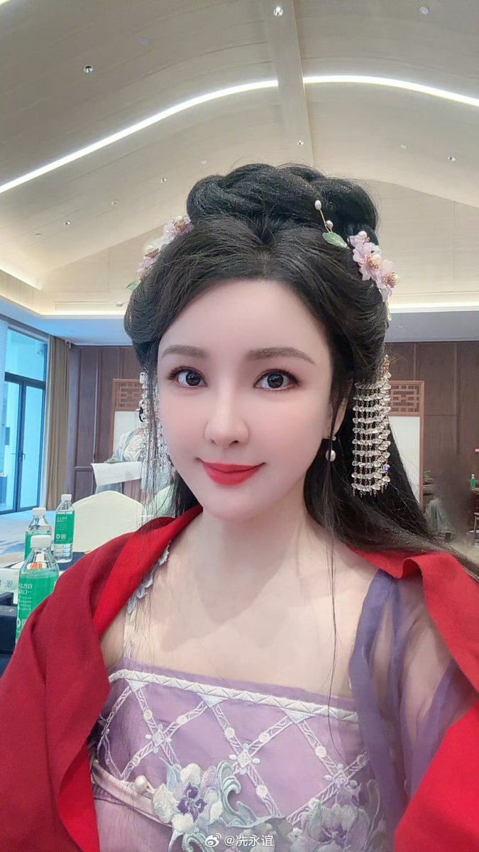 JessicaSin520's tweet photo. 千秋風華盛世，策馬賀新春🧧2026全球博研同學會聯誼廣州青年商會新春 #漢服 團拜活動，一襲漢服，宛若 #穿越千年 ，麓湖美景，共赴馬年盛宴。#年會 #廣州 https://t.co/byOiv7kQML