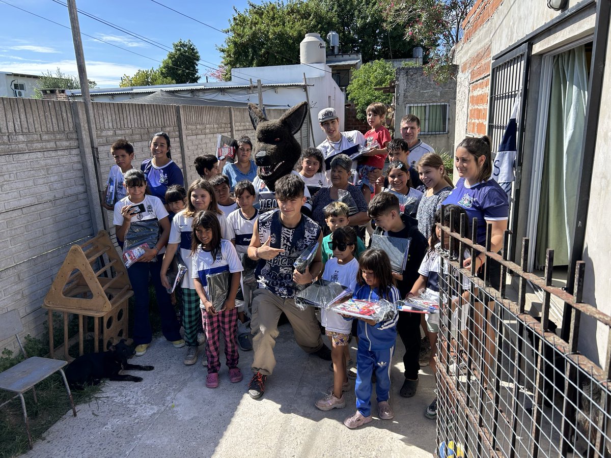 Hoy no fue un día más! Desde la sede, junto a <a href="/gimnasiaoficial/">Club de Gimnasia y Esgrima La Plata</a> , sus filiales y agrupaciones salimos a recorrer los barrios para entregar 1072 kit escolares a 24 comedores y centros. Estos niños comenzarán las clases y vos estarás muy feliz en el cielo <a href="/joseamuchasteg1/">jose amuchastegui</a>