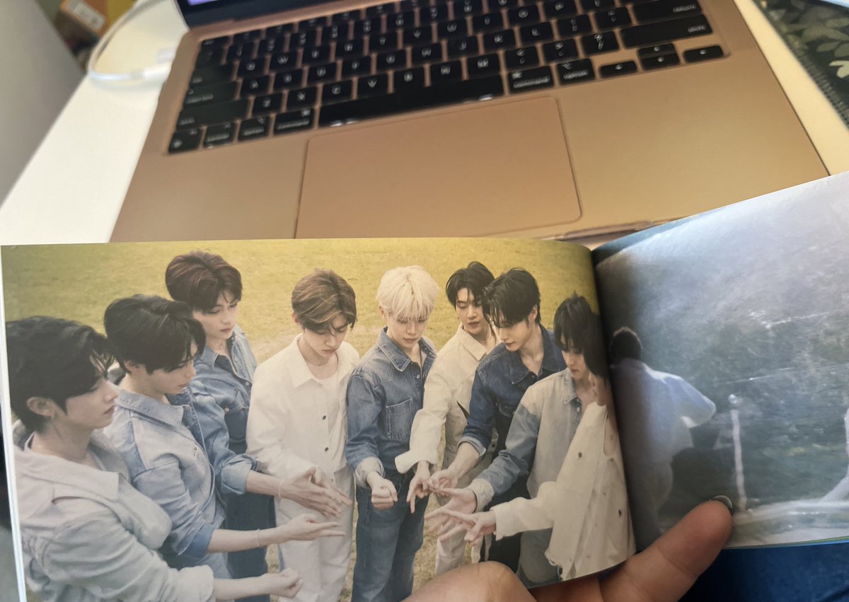 drag path came on shuffle as soon as i flipped to this page. i shed a tear💔 my ot9 zerobaseone