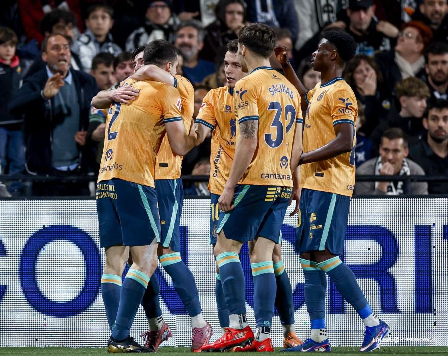 SoyPabloPuente's tweet photo. Noche como la de Riazor en 1ªRFEF. Y tras dos años peleando por todo, el 3º es el que más piedras está poniendo en el camino, pero el equipo sigue dominando a sus rivales directos y empeñado en volver a Primera 14 años después. Y a merecimientos no lo gana nadie. Mucha GRANDEZA. https://t.co/xRwuLpehiD