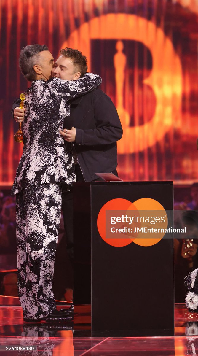 hourly Robbie Williams tweet media