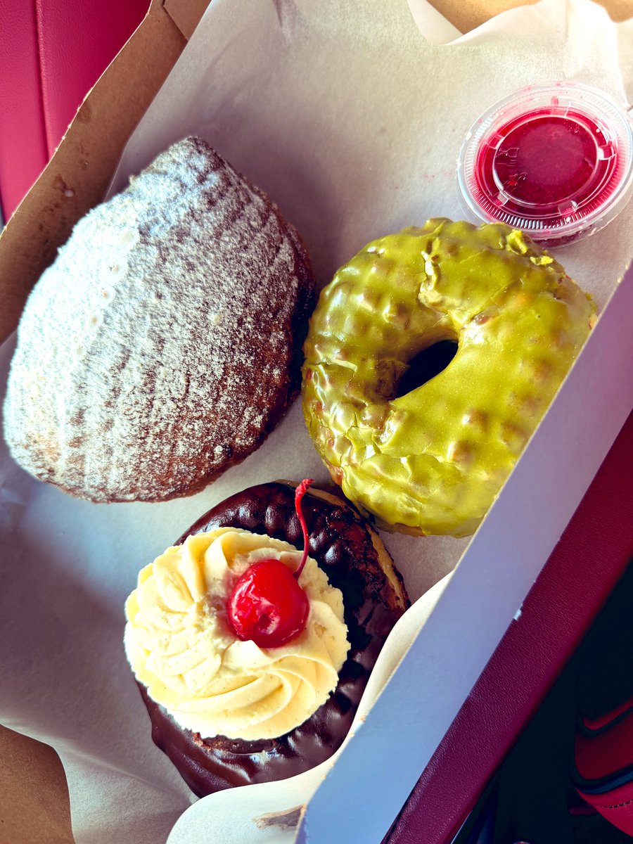 ドーナツ3つとコーヒー2杯で5,000円だぜー。ワイルドだろ〜？