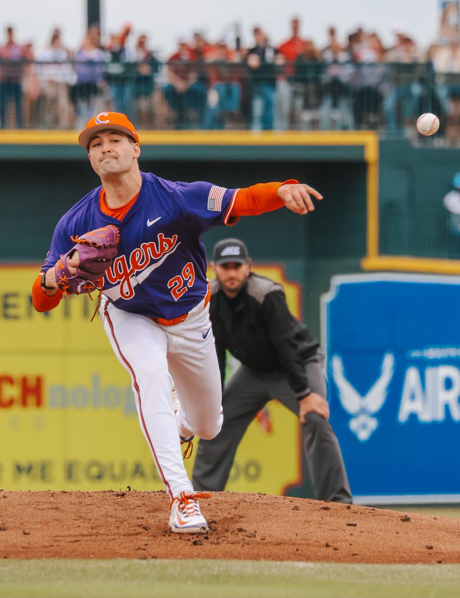 Clemson pitcher Michael Sharman threw a complete game on just 78 pitches against South Carolina today.

67 of his 78 pitches were strikes 🤯