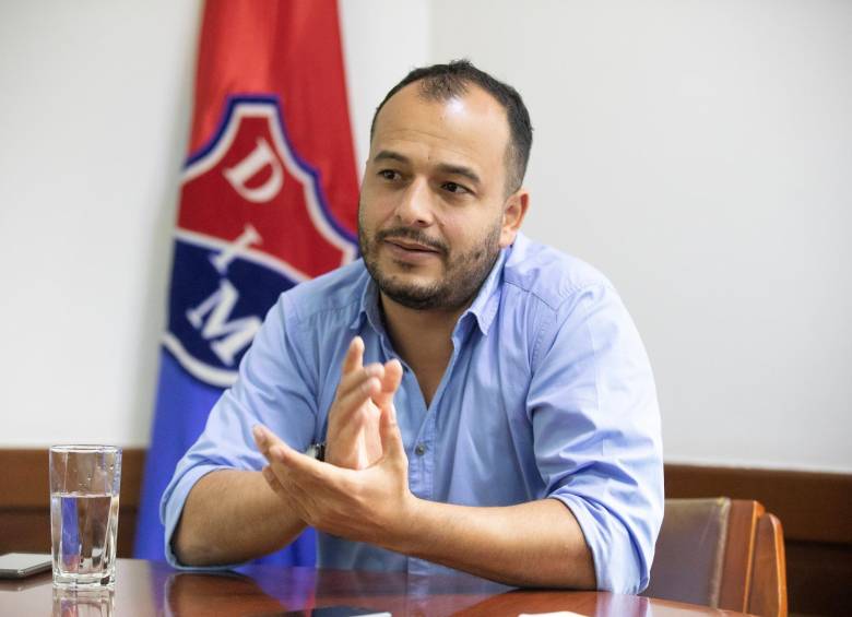 El de la primera foto es el Presidente que los más de 5.5 Millones de hinchas queremos ver en la Presidencia de nuestro equipo <a href="/DIM_Oficial/">DIM</a>

El de la segunda Foto es el que solo quiere Raul Giraldo y Federico Spada quieren

El que pides por temu y el que te llega Dios mío Santo.