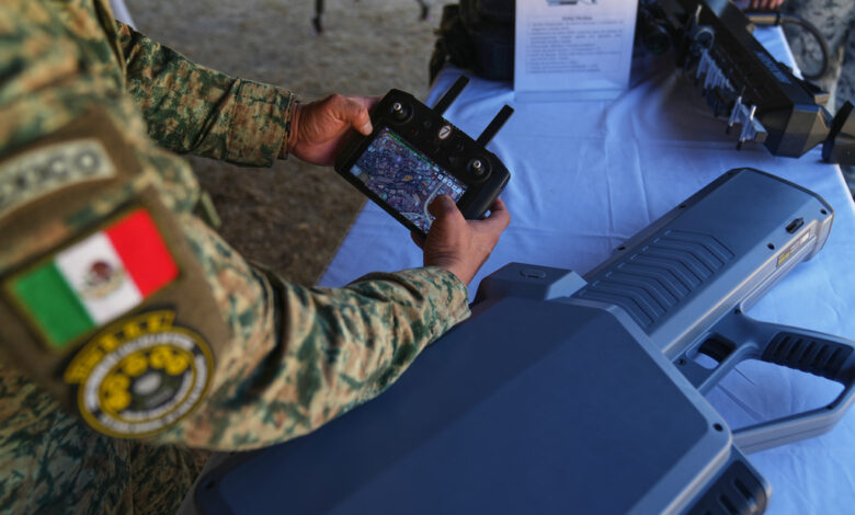 El Ejército protegerá con escudos antidrones los estadios y festivales en el Mundial #PuntoYComa El presidente de la FIFA, Gianni Infantino, y las autoridades mexicanas han descartado la suspensión de los partidos. facebook.com/puntoycomacoah…