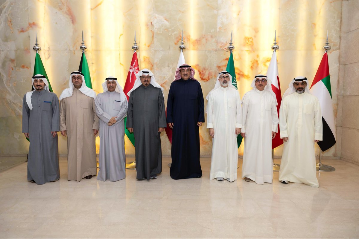 MOFAKuwait's tweet photo. قام سمو ولي العهد الشيخ صباح خالد الحمد الصباح، حفظه الله، وسمو الشيخ أحمد عبدالله الأحمد الصباح، حفظه الله، رئيس مجلس الوزراء، مساء يوم السبت الموافق 28 فبراير 2026 بزيارة إلى مبنى ديوان عام وزارة الخارجية الكائن في الضاحية الدبلوماسية في منطقة مشرف، يرافقهما معالي الشيخ حمد جابر العلي الصباح، وزير شؤون الديوان الأميري، ومعالي الشيخ ثامر جابر الأحمد الصباح، رئيس ديوان سمو ولي العهد.

وكان في استقبال سموهما، حفظهما الله، معالي الشيخ جراح جابر الأحمد الصباح، وزير الخارجية، وسعادة السفير عزيز رحيم الديحاني، نائب وزير الخارجية بالوكالة، وكبار المسؤولين في الوزارة.

وقد اطلع سموهما، حفظهما الله، على شرح موجز حول آخر المستجدات الإقليمية جراء الهجمات الإيرانية الآثمة التي استهدفت دولة الكويت وعدد من الدول الشقيقة في المنطقة، فضلاً عن اتصالات الوزارة مع الدول الشقيقة والصديقة والتحركات الدبلوماسية التي اتخذتها في هذا السياق. كما تم استعراض الآليات والخطط المتبعة لضمان أمن وسلامة المواطنين في الخارج، وذلك بالتنسيق مع بعثات دولة الكويت الدبلوماسية المعنية في الخارج.
