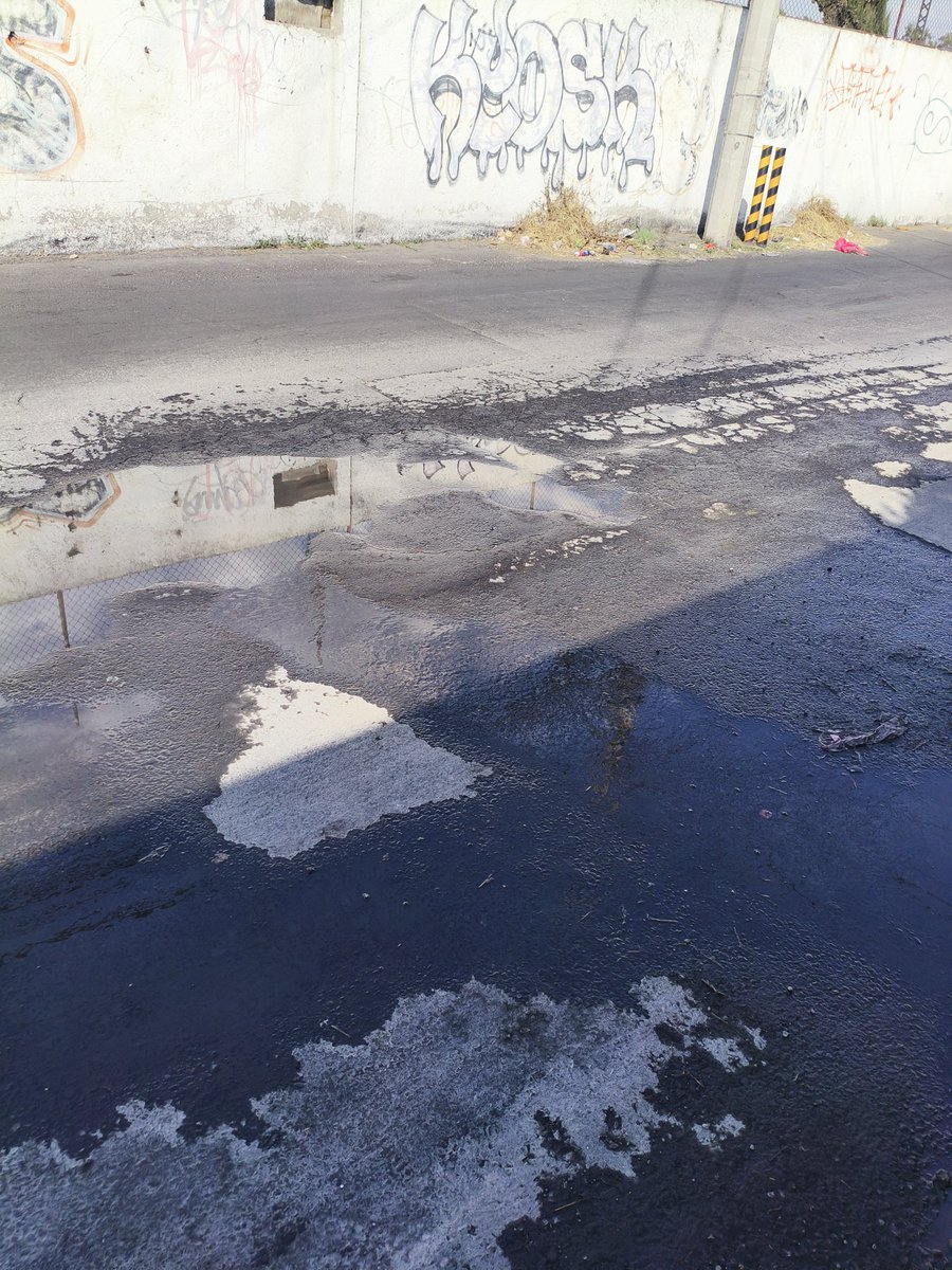 Cesar_MartinonM's tweet photo. De nueva cuenta, #Fuga de agua en calle de los angeles, #Azcapotzalco. Ya es la 4ta vez que hay una fuga en la misma calle. @SEGIAGUA https://t.co/2hbfxTZ1lq