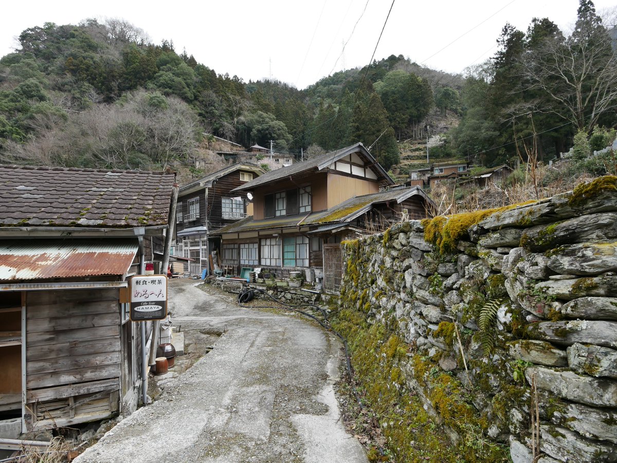 山の神が宿る霊峰として崇拝された剣山への登山口の町として栄えたつるぎ町一宇の町並み