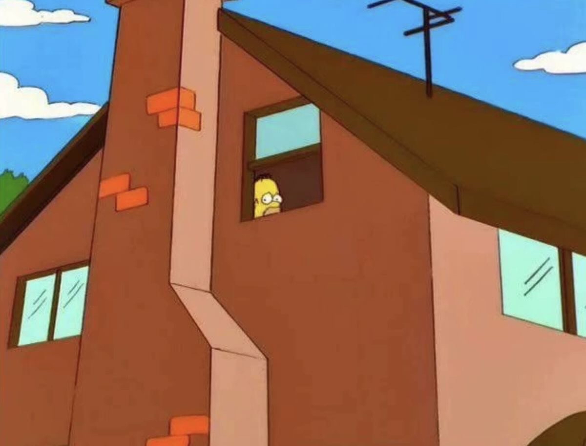 *Suena una voz un poco más alta de lo normal en la calle*

Automáticamente yo: