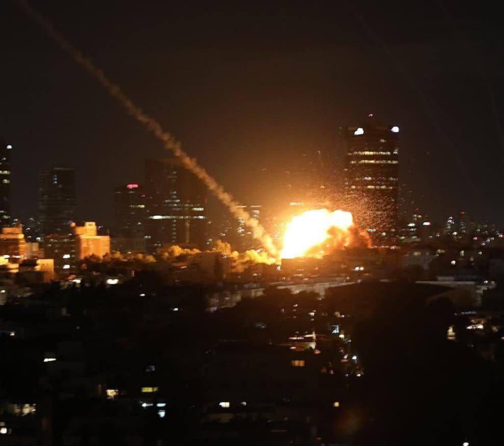 ComunistaRosso's tweet photo. Adoro i fuochi pirotecnici a Tel Aviv di sera. https://t.co/NYlXxIM6RR
