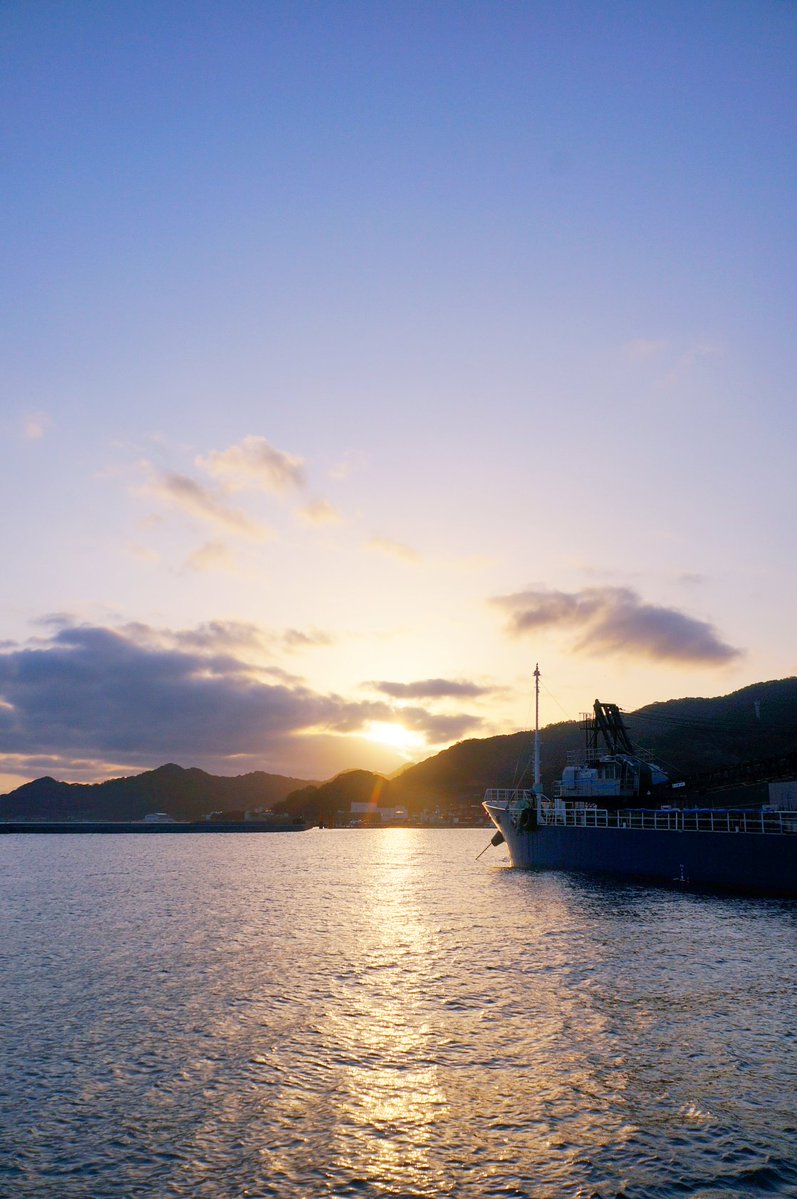 6℃ 雲の隙間から日の出🌅 #いまそら #津久見 早く暖かくなるといいな