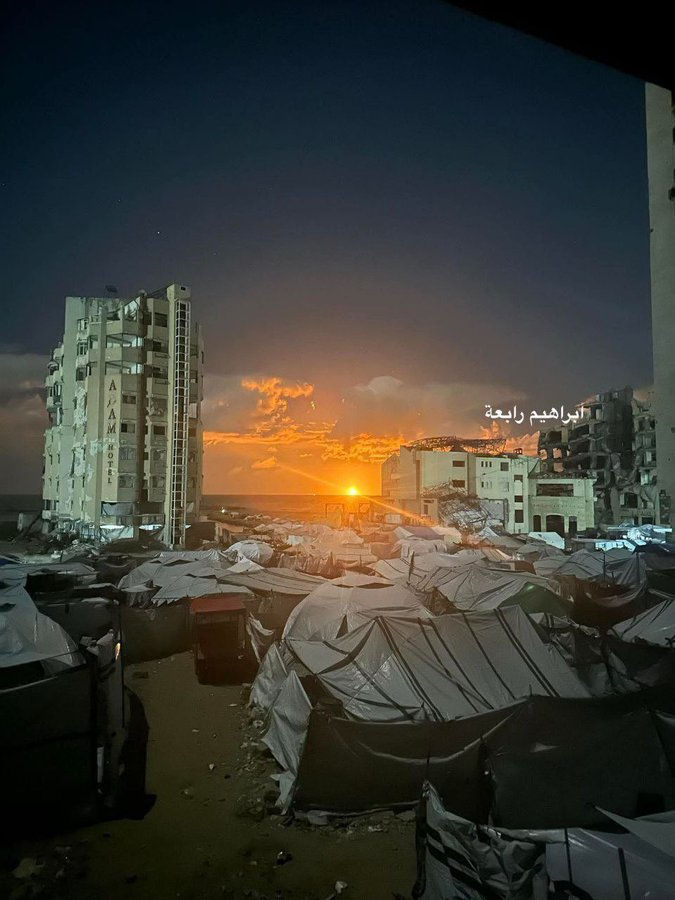 SoftWarNews's tweet photo. 🇵🇸🇮🇱🇮🇷 Para pengungsi Palestina yang berkerumun di tenda-tenda di Jalur Gaza sedang menyaksikan sebuah kapal yang terbakar di lepas pantai Gaza.

Ini bukan sekedar GAMBAR. Ini Pesan dari Iran kepada Bangsa Palestina bahwa Kemerdekaan mereka tidak lama lagi.

Korps Garda Revolusi Islam juga melaporkan:

“Kami telah menyerang pangkalan angkatan laut Israel dan pabrik pembuatan kapal militer di Haifa.”