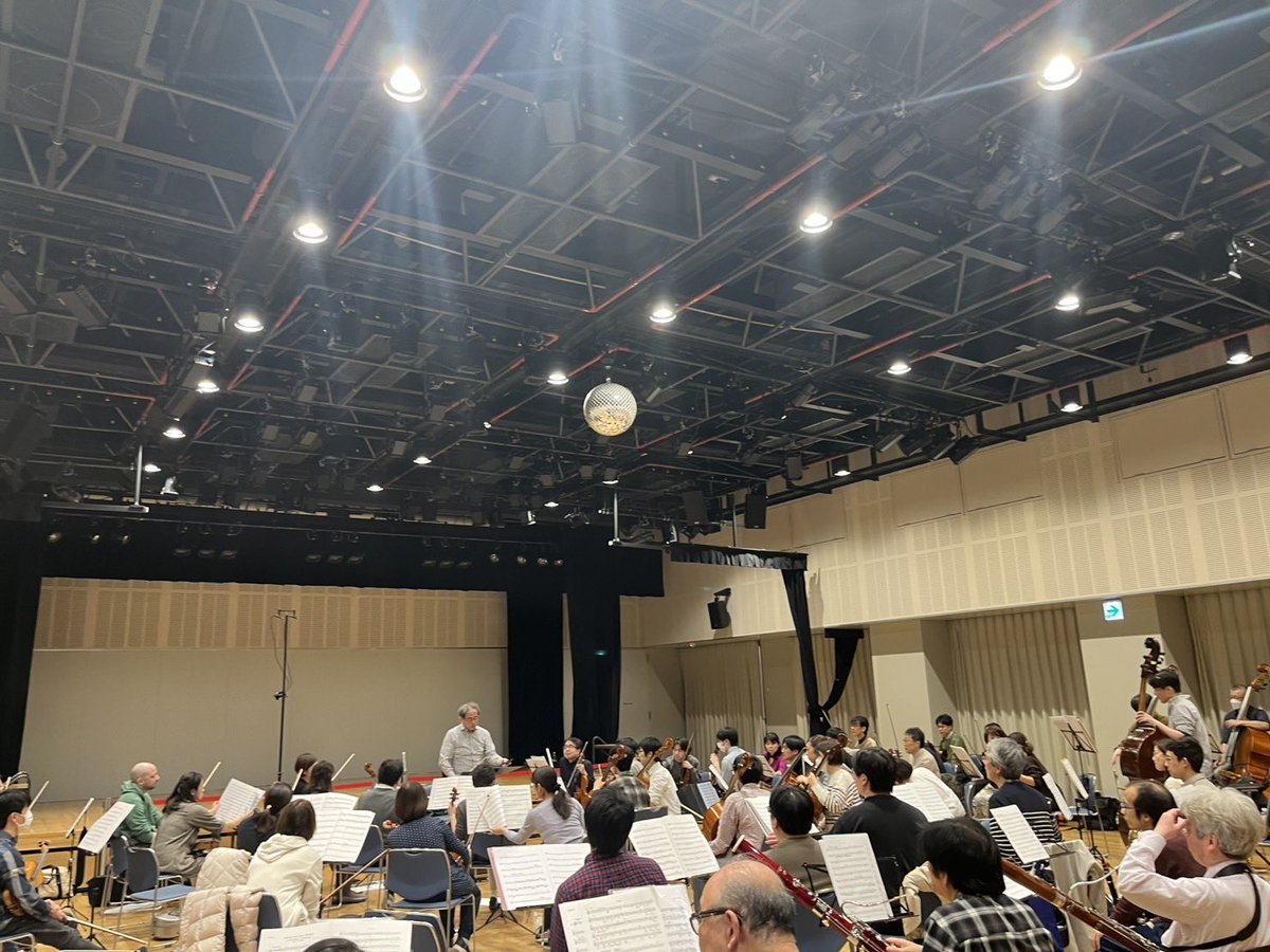 Blumen_Phil1993's tweet photo. 昨日は、寺本先生合奏でした！
讃歌は合唱が入ることを想定した音楽づくり、未完成は通した後に数々のアドバイス(音程や、アンサンブルの糊代)をいただきました。特に讃歌については「曲への愛があることは良いことだけど、愛が濁らないように、本当に澄み切った音楽を」と名言をいただきました。 https://t.co/fnDKvU88Ps