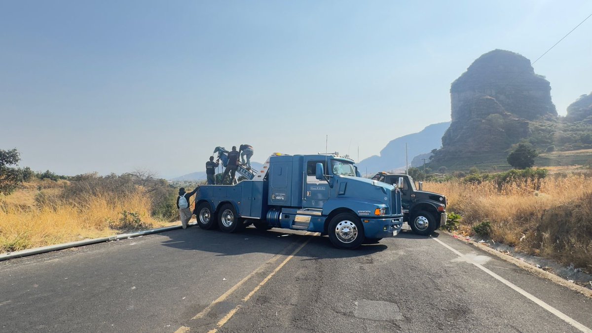 GN_Carreteras's tweet photo. En #Morelos continúa cierre total de circulación por #AccidenteVial cerca del km 061+000, de la carretera Xochimilco - Oaxtepec, se realizan las maniobras de arrastre. Atienda indicación vial. https://t.co/DWfZFR1WjP