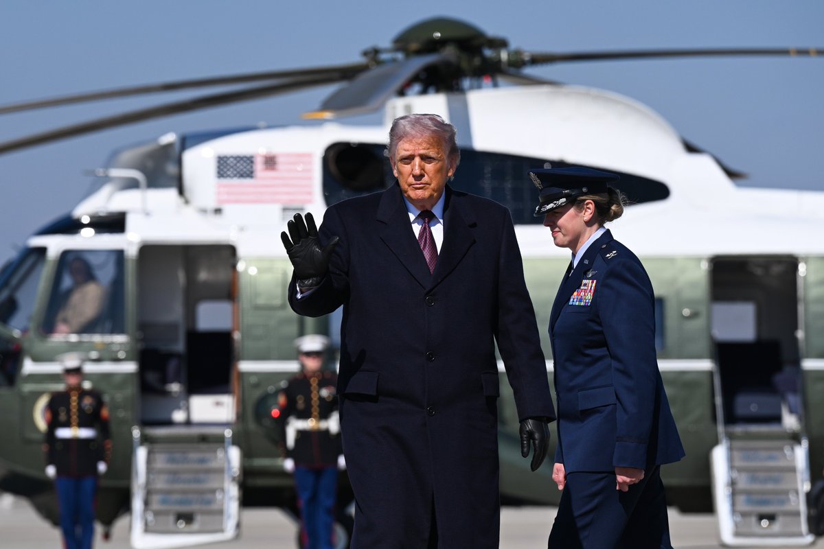 CNNEE's tweet photo. 🚨 ÚLTIMA HORA | El presidente de EE.UU., Donald Trump, dijo que el líder supremo de #Irán, el ayatola Alí Jamenei, ha muerto tras los ataques conjuntos de EE.UU. e Israel. 

Sigue el minuto a minuto aquí. https://t.co/7ckWOFg47f https://t.co/NLTmXRr80P
