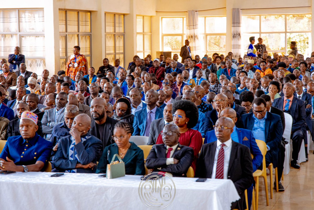 RTNBurundi's tweet image. La création de coopératives de jeunes figure aussi parmi les priorités afin de valoriser leurs talents.

Les natifs présents ont félicité les autorités pour leurs efforts.. Ils ont souhaité la poursuite des projets dans les anciennes provinces de #Kayanza, #Kirundo et #Ngozi qui