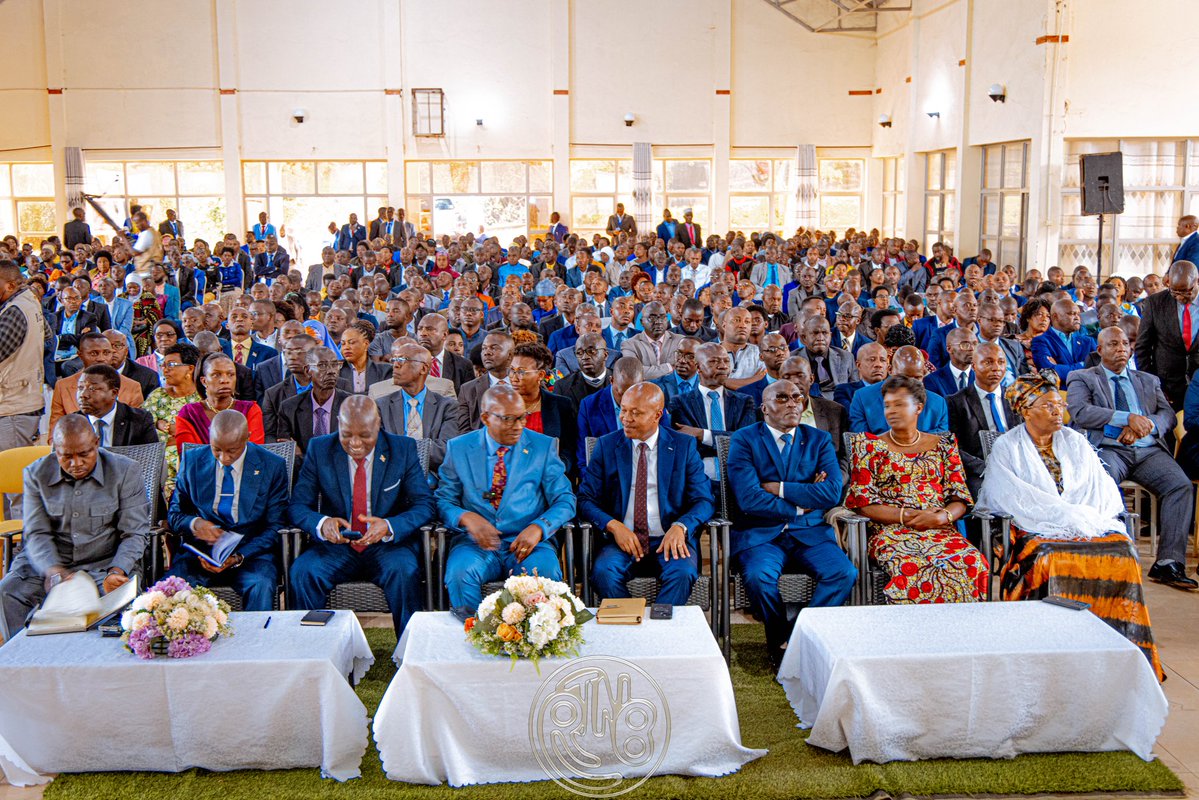 RTNBurundi's tweet image. La création de coopératives de jeunes figure aussi parmi les priorités afin de valoriser leurs talents.

Les natifs présents ont félicité les autorités pour leurs efforts.. Ils ont souhaité la poursuite des projets dans les anciennes provinces de #Kayanza, #Kirundo et #Ngozi qui