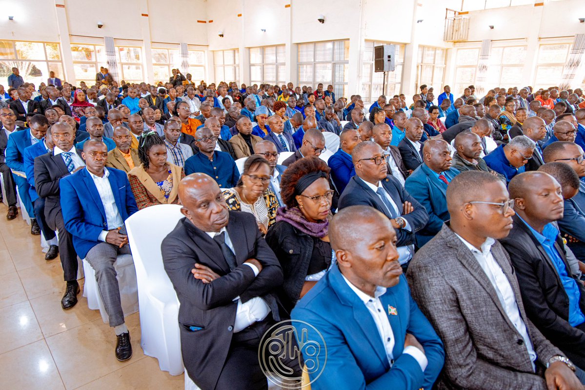 RTNBurundi's tweet image. La création de coopératives de jeunes figure aussi parmi les priorités afin de valoriser leurs talents.

Les natifs présents ont félicité les autorités pour leurs efforts.. Ils ont souhaité la poursuite des projets dans les anciennes provinces de #Kayanza, #Kirundo et #Ngozi qui