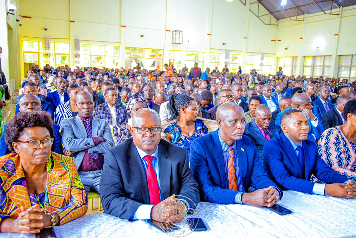 RTNBurundi's tweet image. La création de coopératives de jeunes figure aussi parmi les priorités afin de valoriser leurs talents.

Les natifs présents ont félicité les autorités pour leurs efforts.. Ils ont souhaité la poursuite des projets dans les anciennes provinces de #Kayanza, #Kirundo et #Ngozi qui