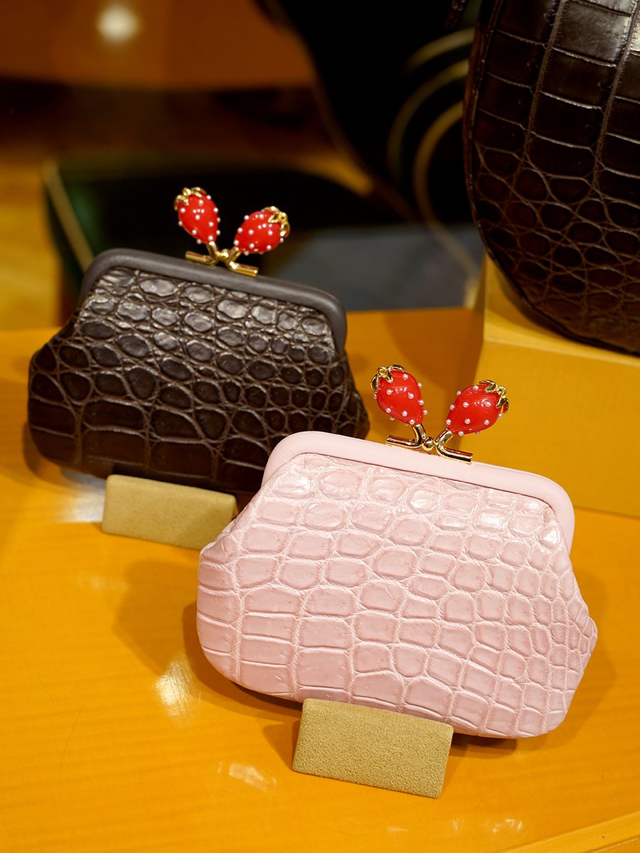 クロコダイルショップ》 ✨新入荷✨ いちごモチーフの口金がポイントの